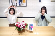 左から有馬一花役の小坂井祐莉絵、天草理緒役の長谷川玲奈。