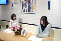 左から小坂井祐莉絵、長谷川玲奈。
