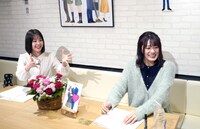 左から小坂井祐莉絵、長谷川玲奈。