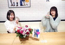 左から小坂井祐莉絵、長谷川玲奈。