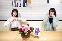 左から小坂井祐莉絵、長谷川玲奈。