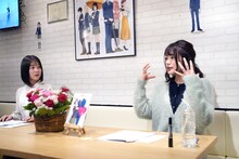 左から小坂井祐莉絵、長谷川玲奈。