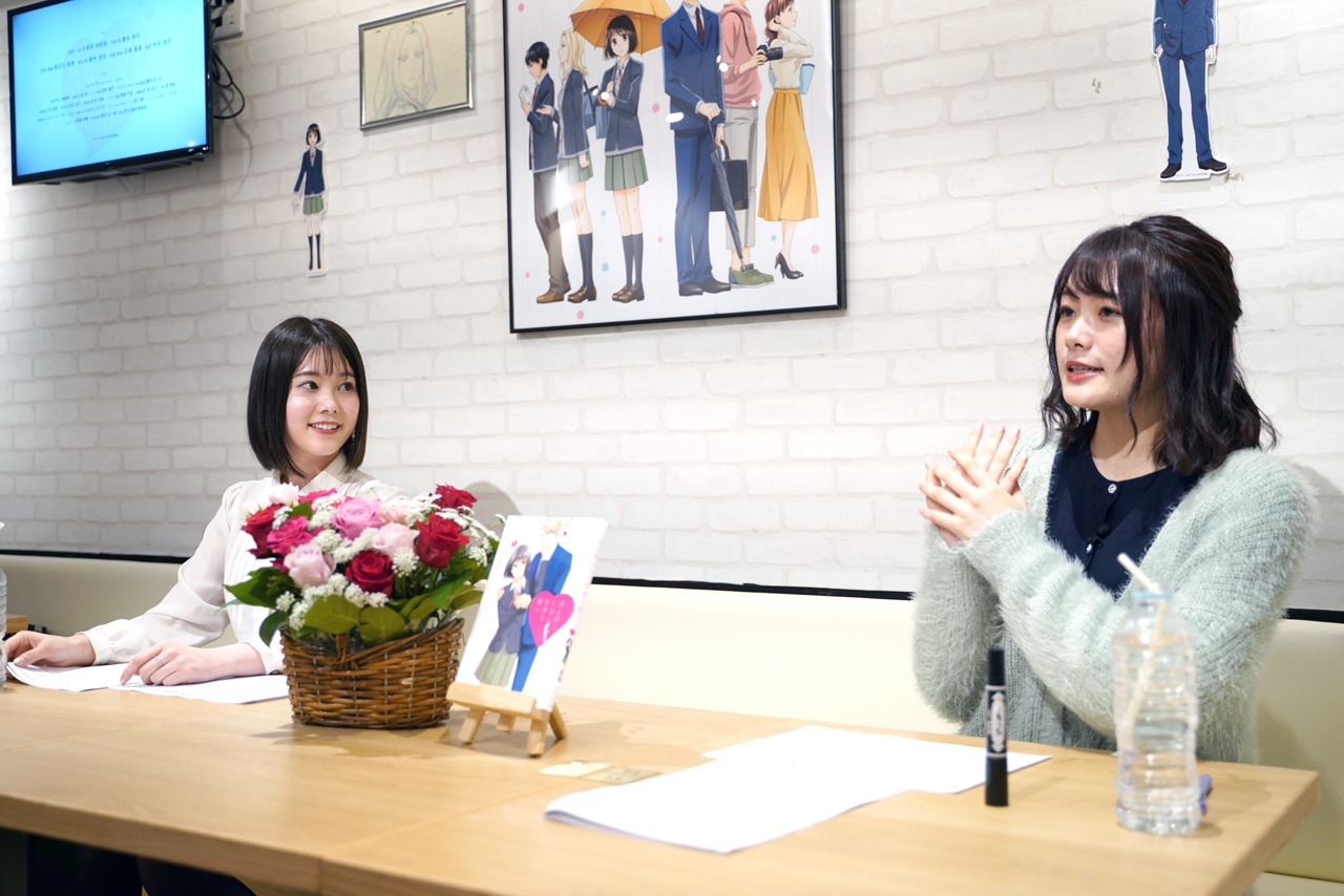 左から小坂井祐莉絵、長谷川玲奈。