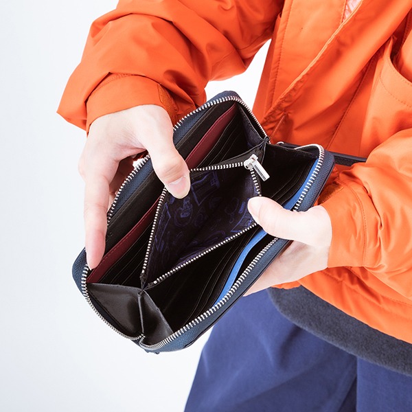 「川嶋 亜美 モデル 長財布」使用イメージ