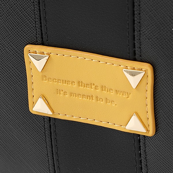 「逢坂 大河 モデル バックパック」のフロントタグ。「そういうふうに出来ている。」の英訳が型押しされている。