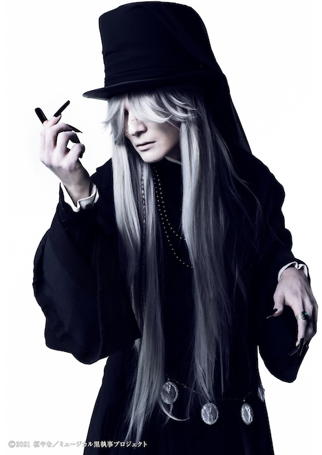 上田堪大扮する葬儀屋。