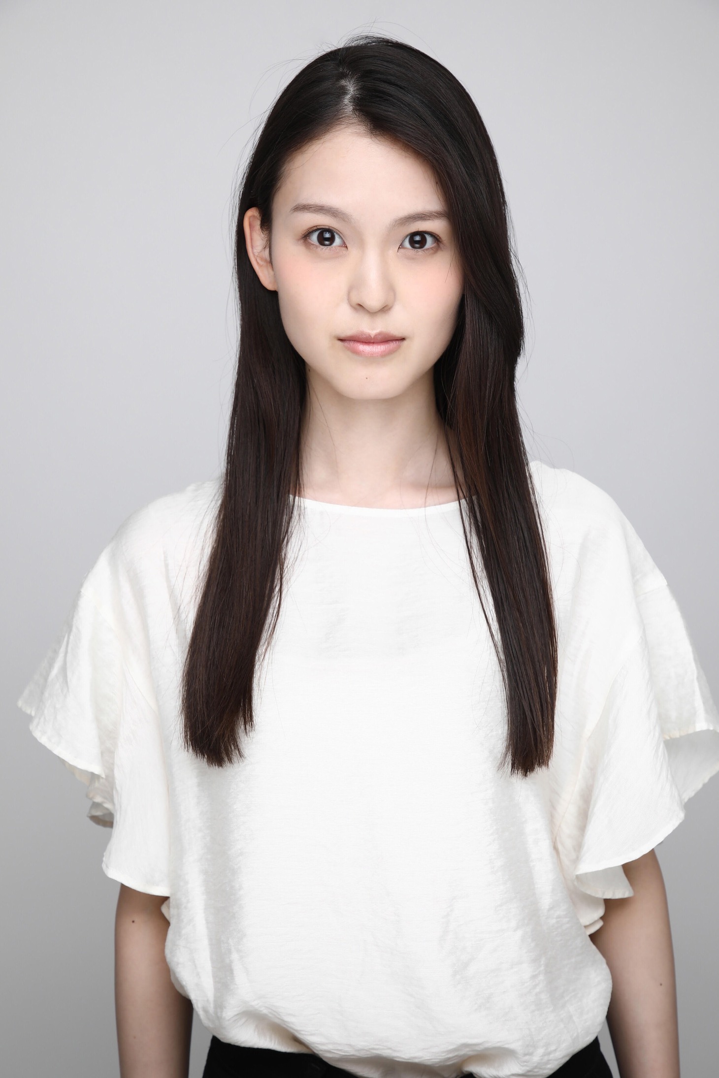 ミス・ハドソン役の野本ほたる。