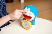 「ドラえもん おしゃべりめざましどけい」の使用イメージ。