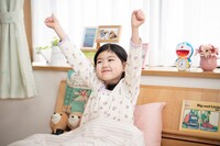 「ドラえもん おしゃべりめざましどけい」の使用イメージ。