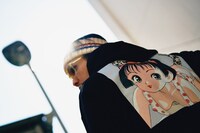 「U-JIN KAIBO」で展開されるアパレルアイテムの着用イメージ。