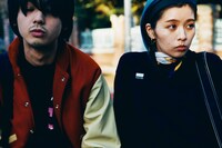 「U-JIN KAIBO」で展開されるアパレルアイテムの着用イメージ。