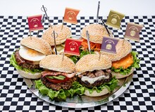 各種ハンバーガー (c)青山剛昌／小学館・読売テレビ・TMS 1996