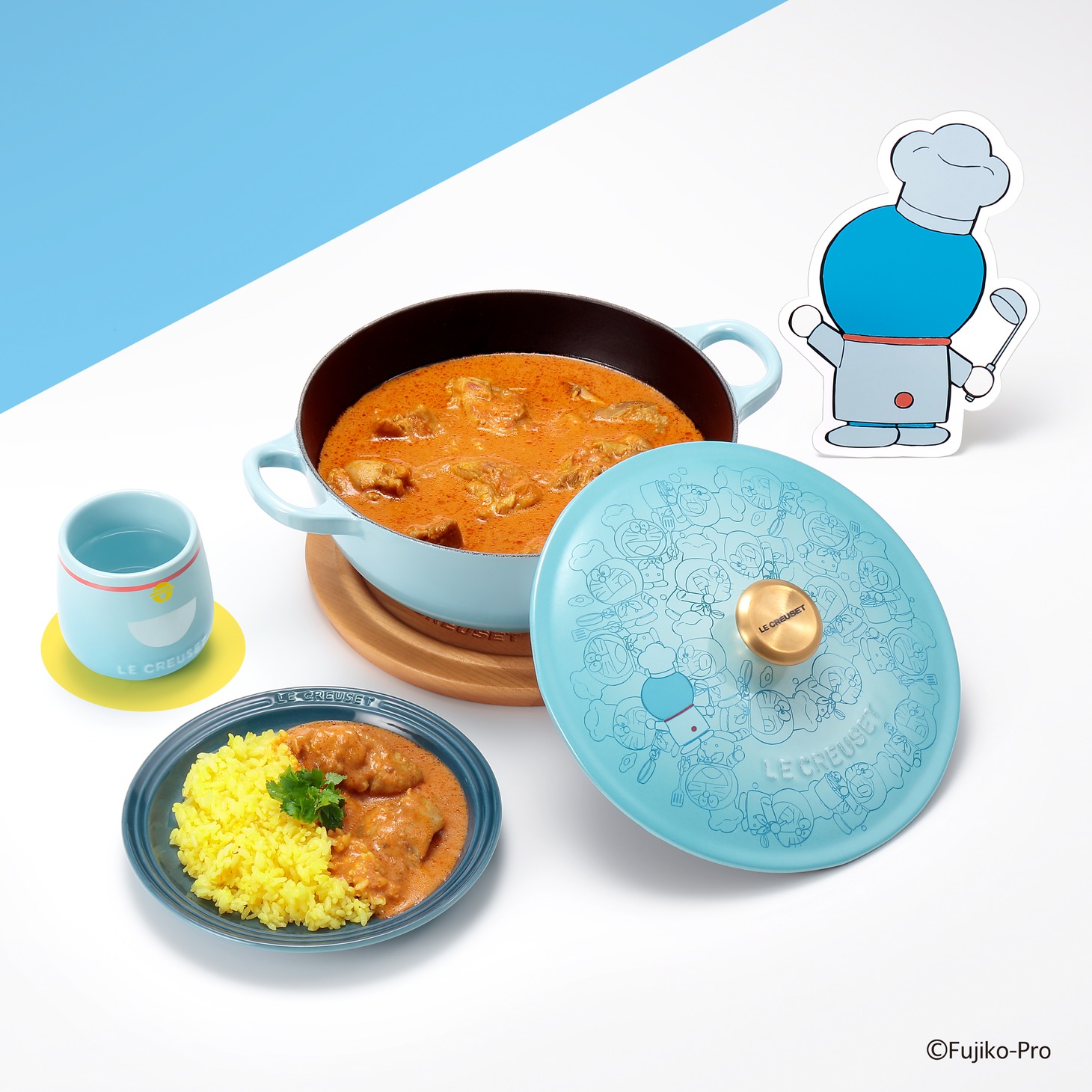 「ドラえもん」とル・クルーゼのコラボアイテムのイメージ。