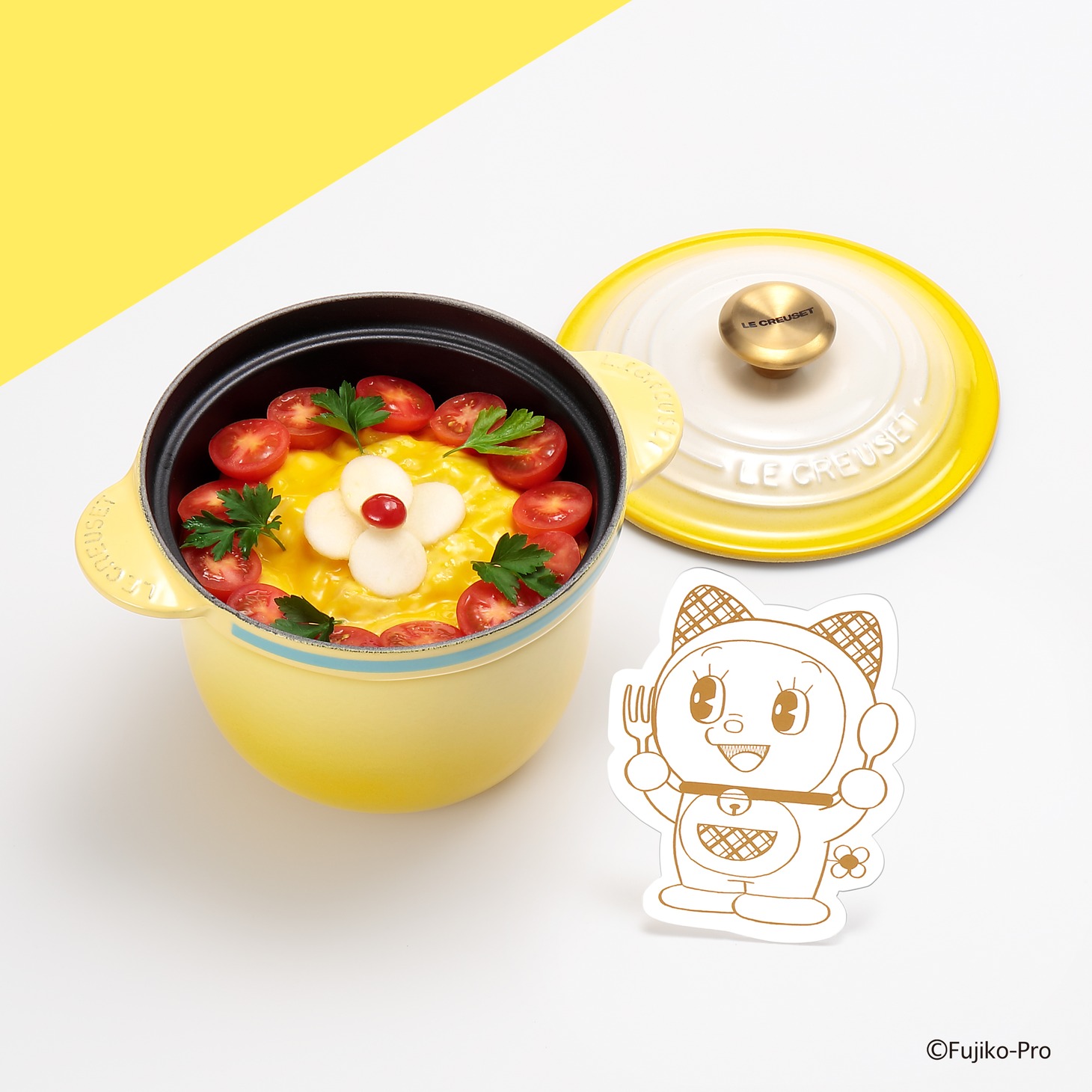 「ドラえもん」とル・クルーゼのコラボアイテムのイメージ。