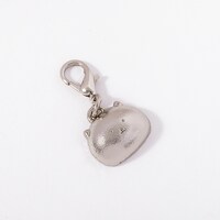 チノモデルのバッグパックのチャーム。