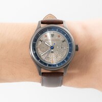 チノモデルの腕時計の着用イメージ。