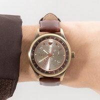 ココアモデルの腕時計の着用イメージ。