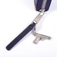 リゼモデルの長財布。