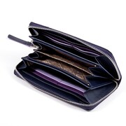 リゼモデルの長財布。