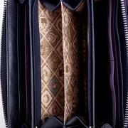リゼモデルの長財布。