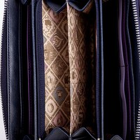 リゼモデルの長財布。