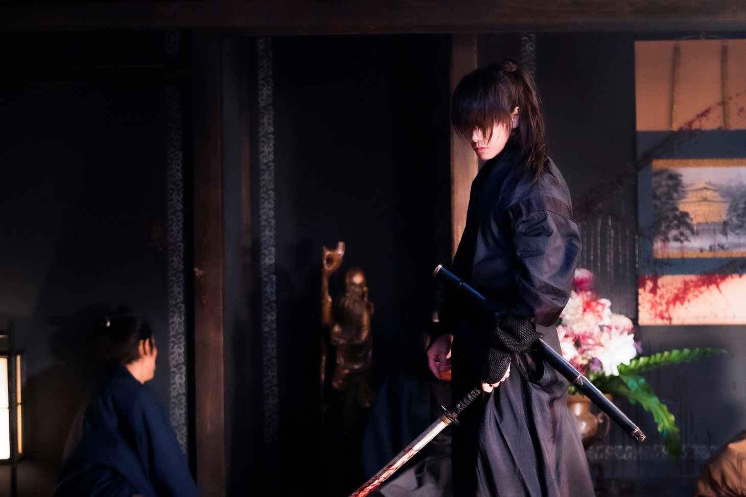 「映画 るろうに剣心 最終章 The Final/The Beginning 写真集」より、「The Beginning」の場面写真。