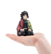 「鬼滅の刃」涼しい表情で正座する冨岡義勇のフィギュア、手のひらの上に佇む