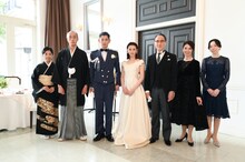 左から宮崎美子扮する緒原薫、酒向芳扮する緒原正、永山瑛太扮する緒原紘一、北川景子扮する水口咲、佐野史郎扮する水口武史、三石琴乃扮する水口美土里、平岩紙扮する鹿浜楓。(c)TBS