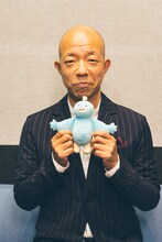 ステノニコサウルス役の小峠英二。