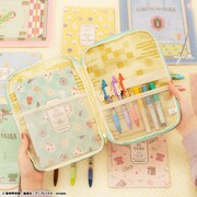 A賞「マルチペンポーチ」の使用イメージ。