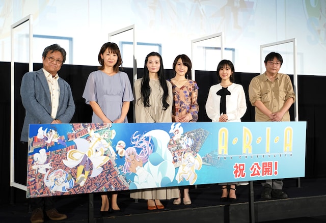 左から佐藤順一総監督、葉月絵理乃、広橋涼、佐藤利奈、茅野愛衣、名取孝浩監督。