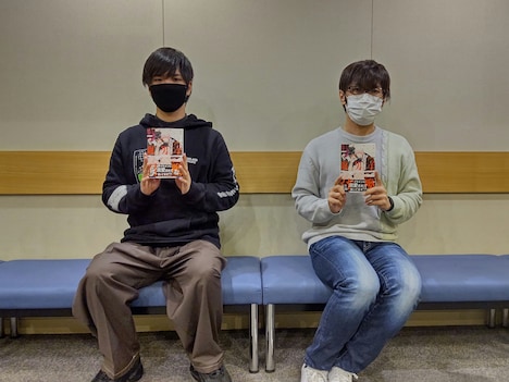 左から石谷春貴、佐藤拓也。