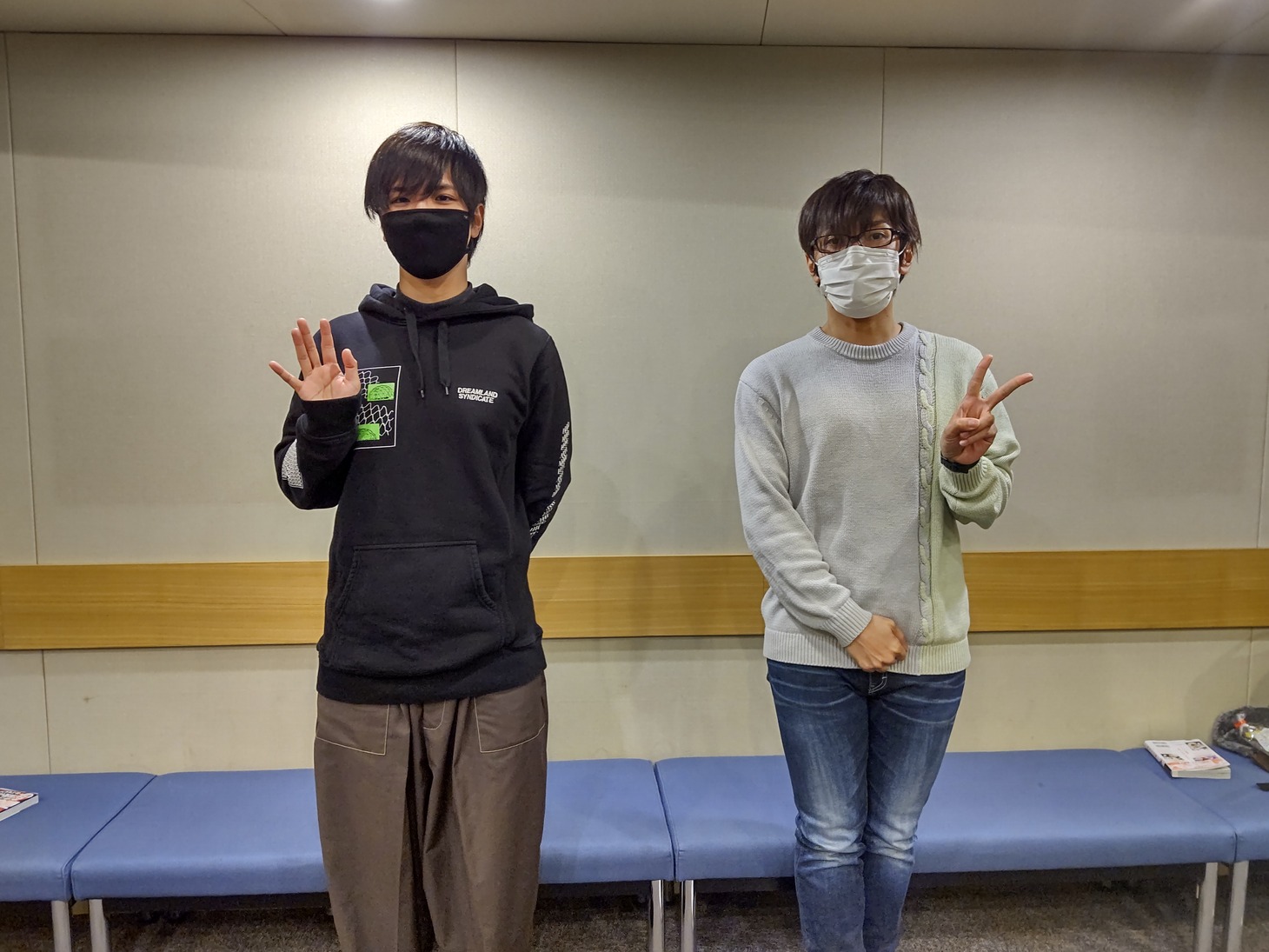 左から石谷春貴、佐藤拓也。