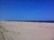 2012年8月、宮城県・仙台市の深沼海水浴場にて。震災まで夏は遊びに来た仙台市民で賑わう場所だったそうだが、このときは遊泳禁止だったため閑散としている。