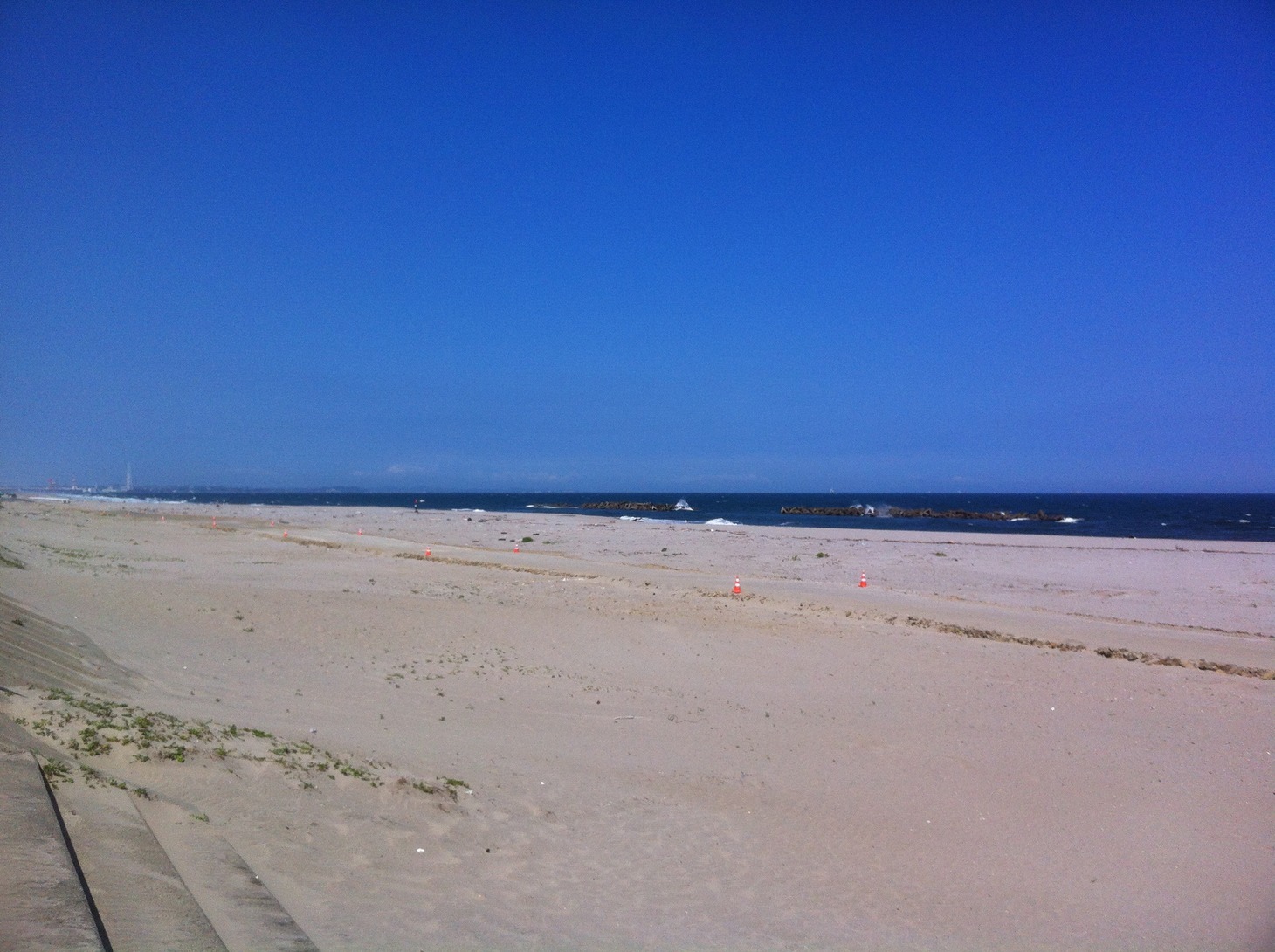 2012年8月、宮城県・仙台市の深沼海水浴場にて。震災まで夏は遊びに来た仙台市民で賑わう場所だったそうだが、このときは遊泳禁止だったため閑散としている。