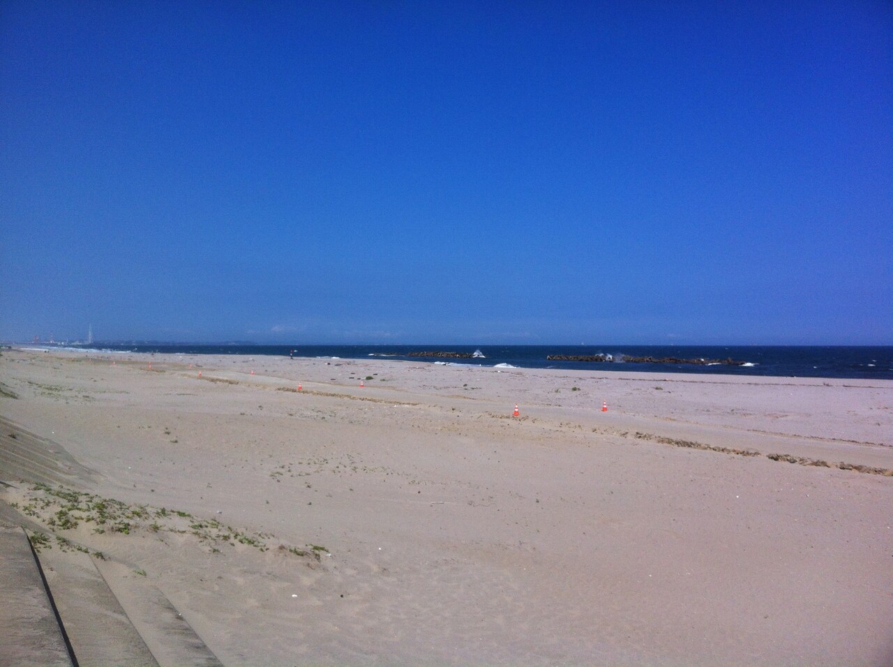 2012年8月、宮城県・仙台市の深沼海水浴場にて。震災まで夏は遊びに来た仙台市民で賑わう場所だったそうだが、このときは遊泳禁止だったため閑散としている。