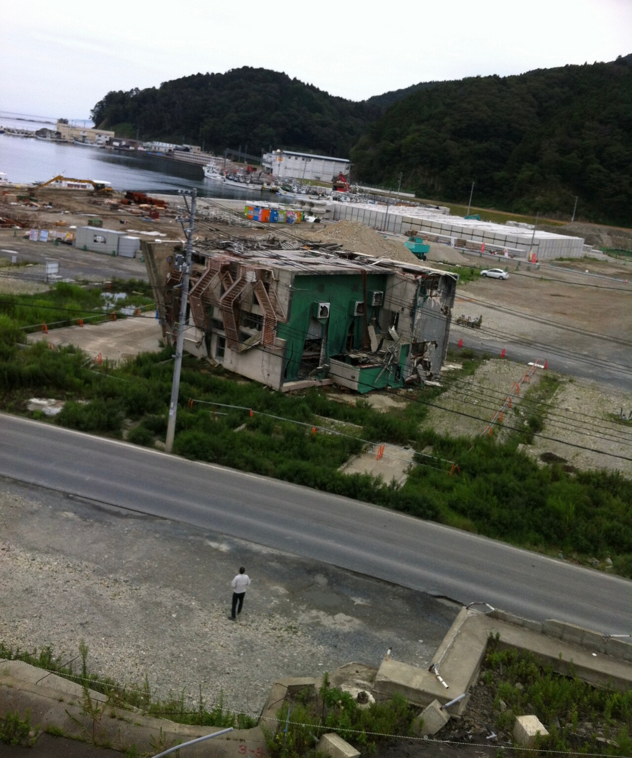 2014年8月の帰省時、女川町地域医療センターから写した宮城県・牡鹿郡の様子。同施設は高台に位置しているが、震災当時はここにも津波が押し寄せ、浸水していたという。