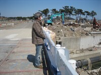 2011年4月5日、宮城県・七ヶ浜町にて。「I【アイ】」のロケ取材で訪れた際に、同行したアシスタントが撮影した。