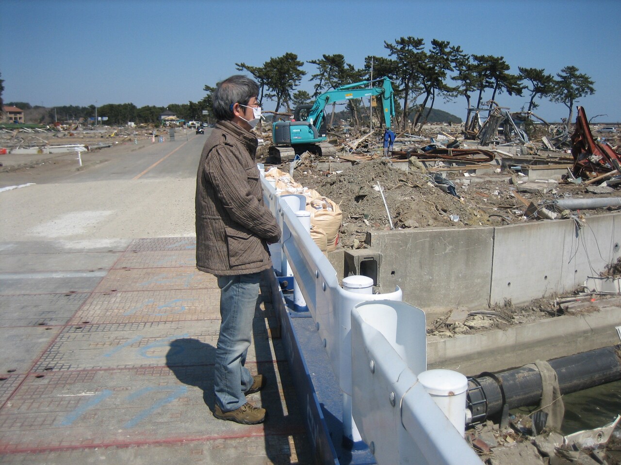 2011年4月5日、宮城県・七ヶ浜町にて。「I【アイ】」のロケ取材で訪れた際に、同行したアシスタントが撮影した。