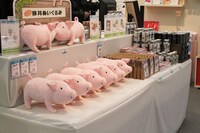 「銀の匙 Silver Spoon展」の物販コーナーの様子。