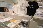 「銀の匙 Silver Spoon展」の物販コーナーの様子。