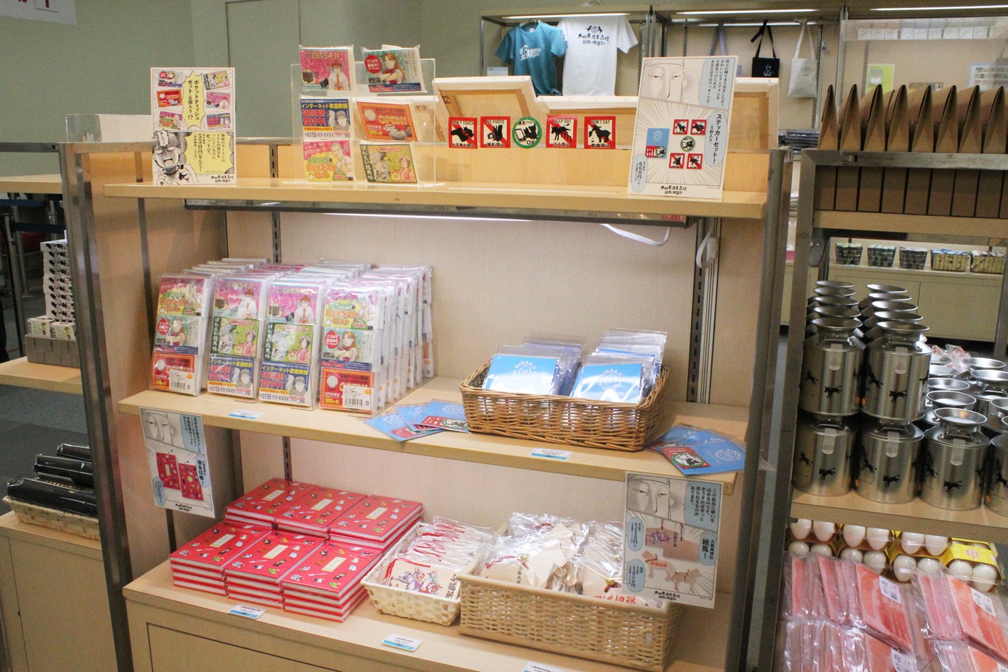 「銀の匙 Silver Spoon展」の物販コーナーの様子。