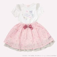 Tシャツとスカートを組み合わせたイメージ。