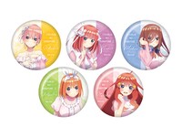 店舗、Loppi、HMV&BOOKS onlineで販売される缶バッジ。