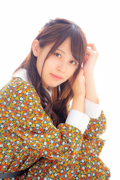 水原まひる役の首藤志奈。