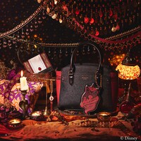 スカラビア寮をイメージしたハンドバッグ、ミニ財布、チャーム。