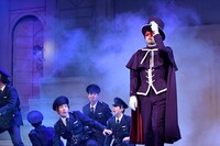 舞台「錦田警部はどろぼうがお好き」より。