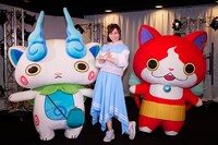 左からコマさん、吉木りさ、ジバニャン。