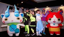 キング・クリームソーダ、吉木りさ、ジバニャン、コマさんの集合写真。