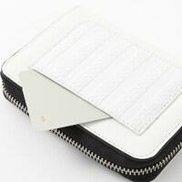 伊黒小芭内モデルの財布。